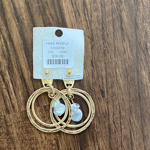 Free people freshwater hoop earring - Picture 14 of 14